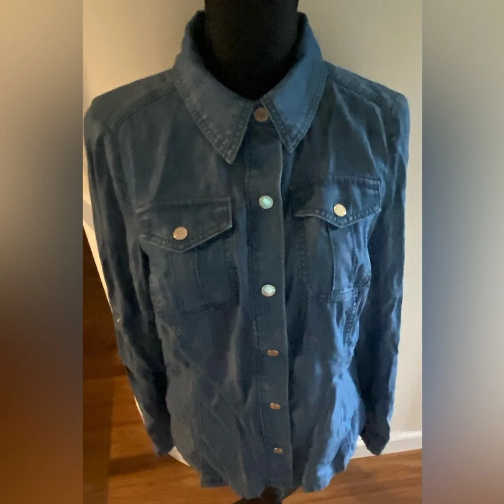 White House Black Market NWT Size Small Denim Snap Closure Women's Jacket/Shirt - Picture 2 of 11